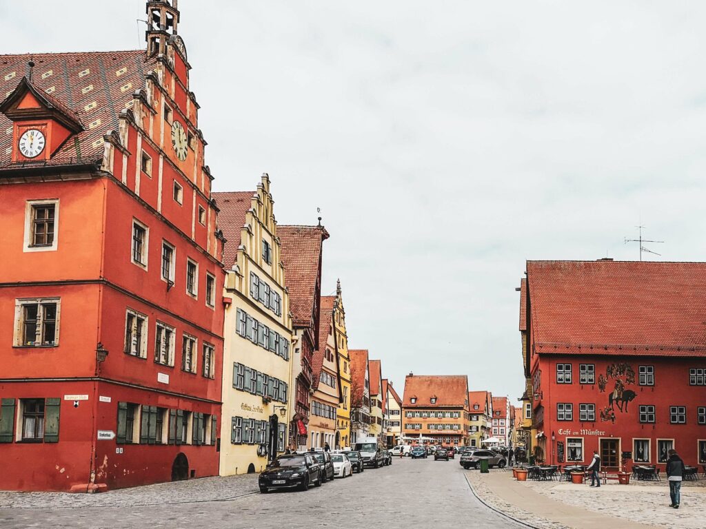 Der Marktplatz von Dinkelsbuehl mit Blick auf den Weinmarkt und die historischen Gebaeude in Terrakotta-Farben.