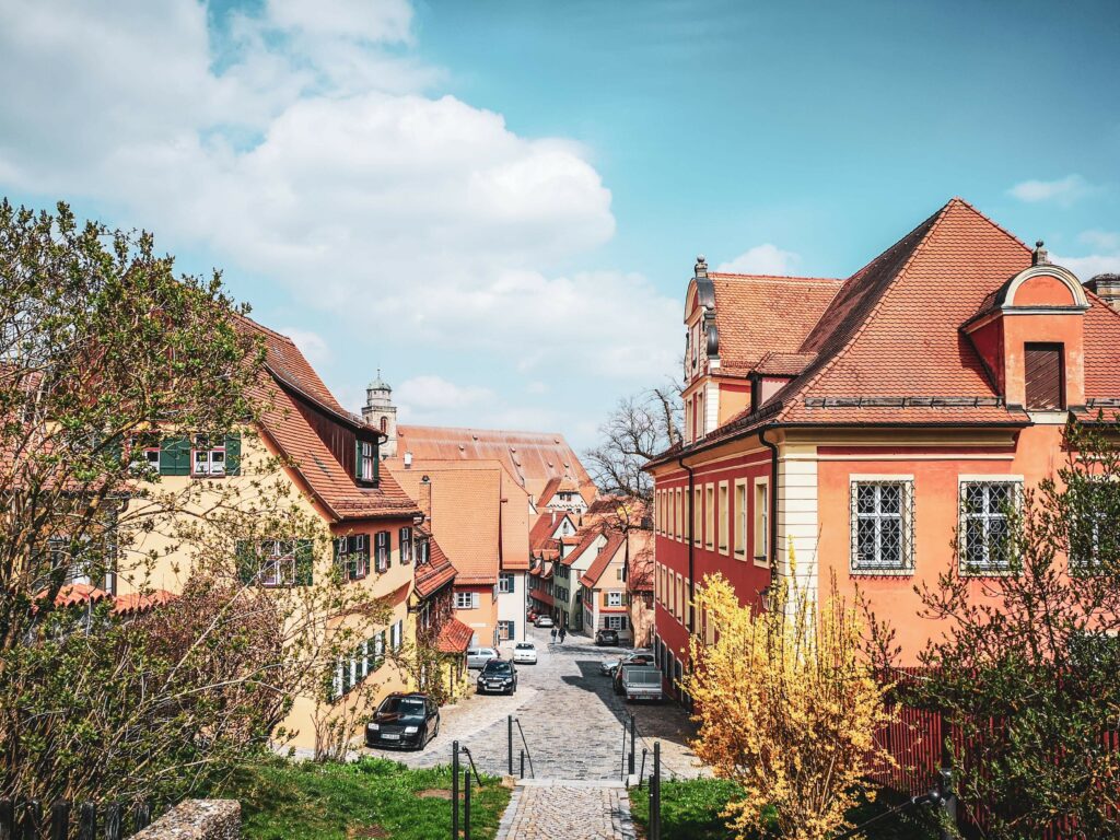 Die Stadtgaerten in Dinkelsbuehl mit Aussicht auf die historische Altstadt im Fruehling.