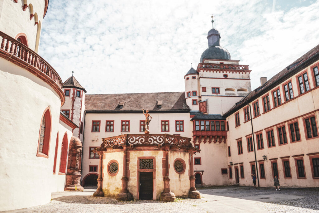 Innenhof der Festung Marienberg mit Brunnenhof, Randersacker Turm und Marienkirche