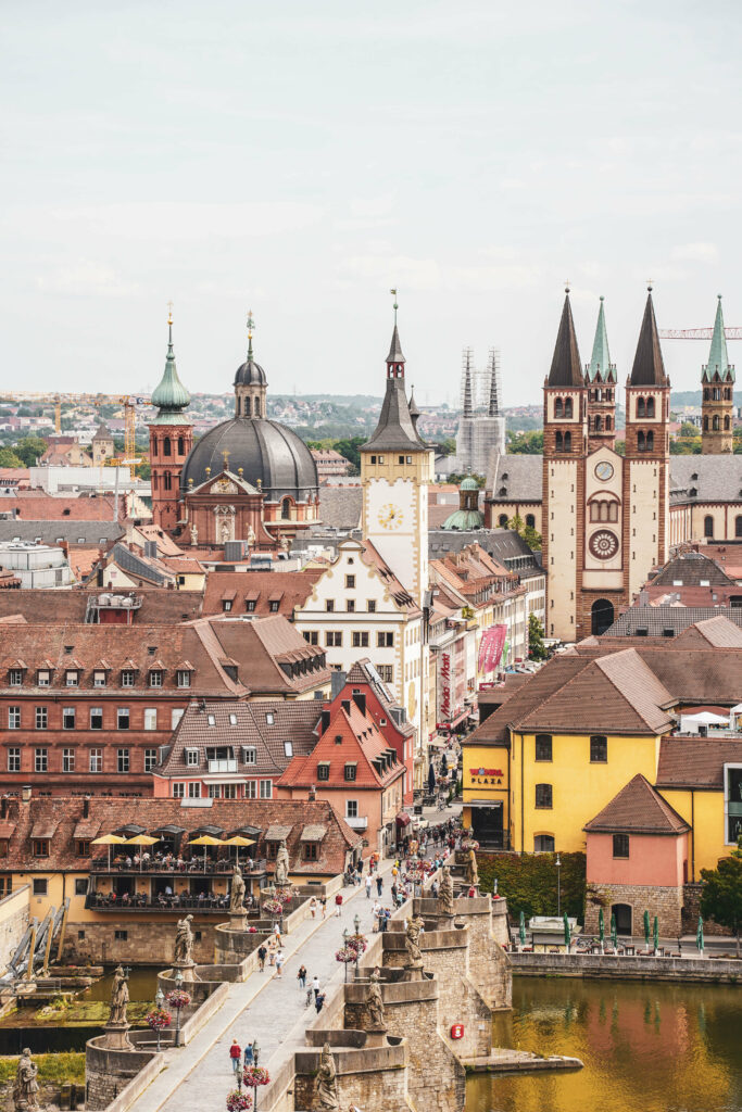 Ausblick auf die Wuerburger Altstadt mit Mainbruecke und Kirchentuermen