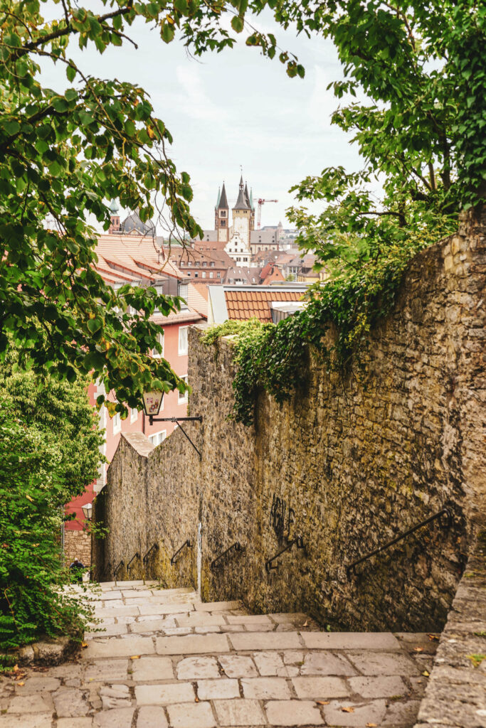 Der Weg zur Festung Marienberg ueber die Tellersteige mit Blick auf die Wuerzburger Altstadt.