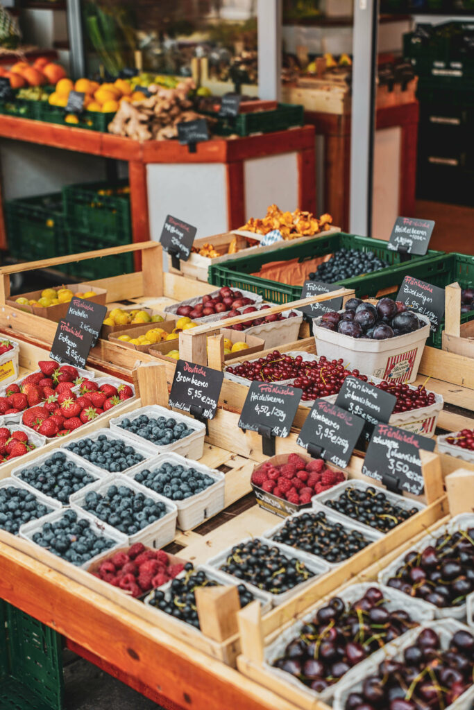 Marktstand mit bunten Beeren aus Franken in Wuerzburg