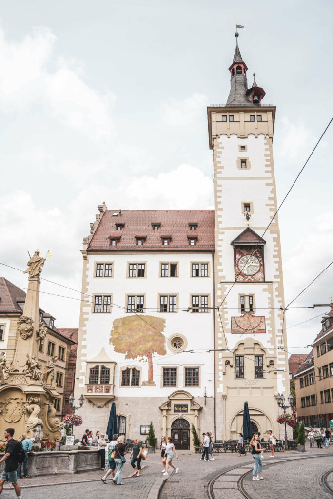 Altes Rathaus Wuerzburg mit Grafeneckart und Turm