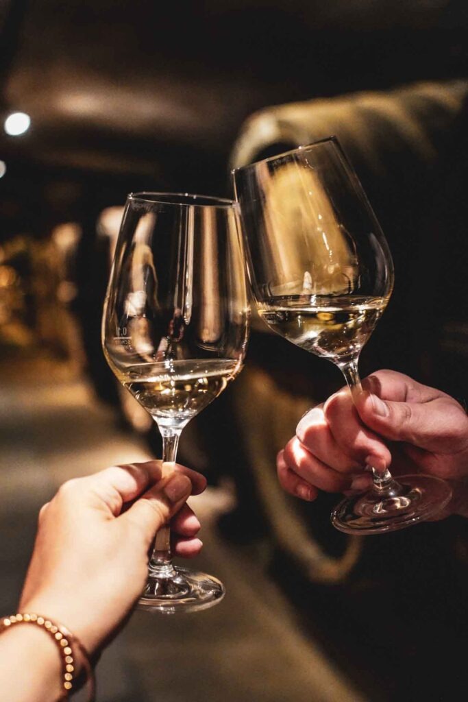 Foodtipps Würzburg: Weinprobe im Juliusspital: Frankenweinverkostung mit Silvaner im Glas im historischen Weinkeller