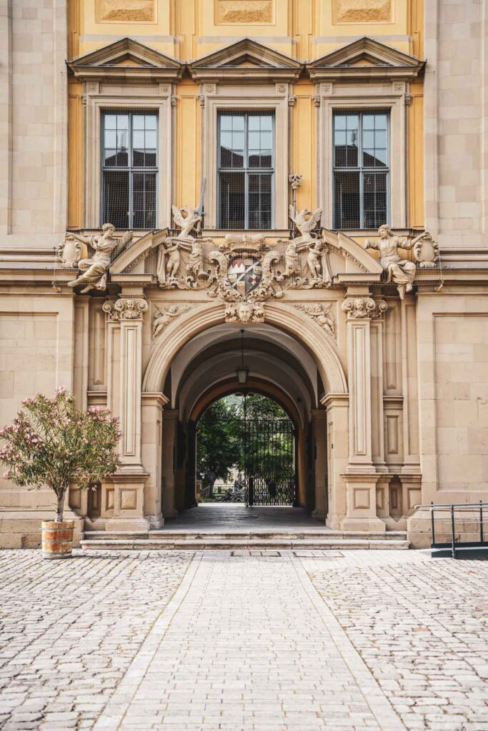 Foodtipps Würzburg: Frankenwein erleben: Das Weingut Juliusspital direkt in der Altstadt. Durchgang mit Tor zum Garten im Fürstenbau
