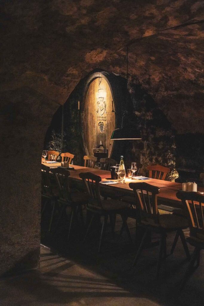 Foodtipps Würzburg: Frankenwein bei einer Schlenderweinprobe im Weingut Juliusspital erleben: Eventlocation im Weinkeller