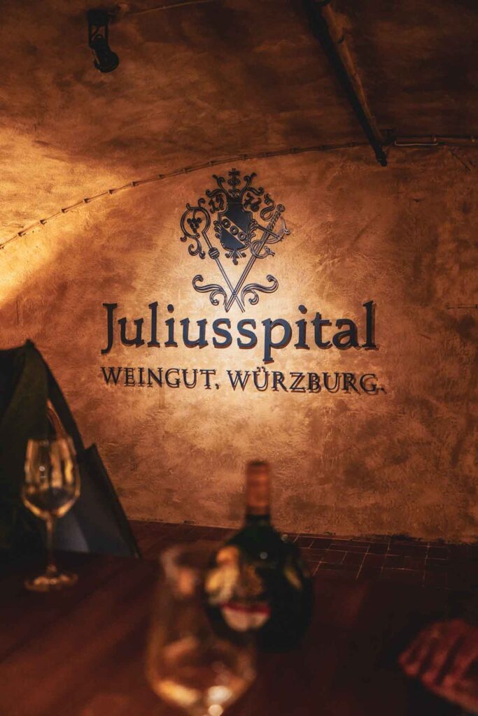 Foodtipps Würzburg: Schriftzug des Weinguts Juliusspital im historischen Weinkeller