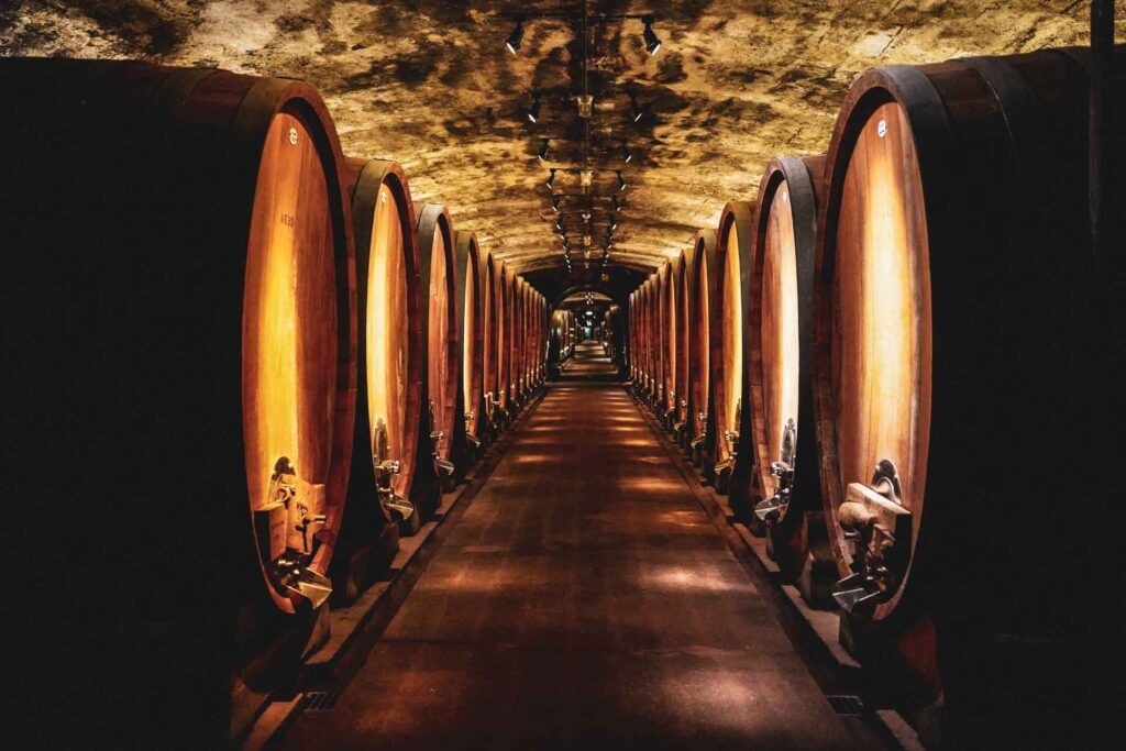 Foodtipps Würzburg: Den historischen Weinkeller mit alten Weinfässern im Juliusspital erkunden bei einer Schlenderweinprobe mit traditionellem Frankenwein des fränkischen Weinguts
