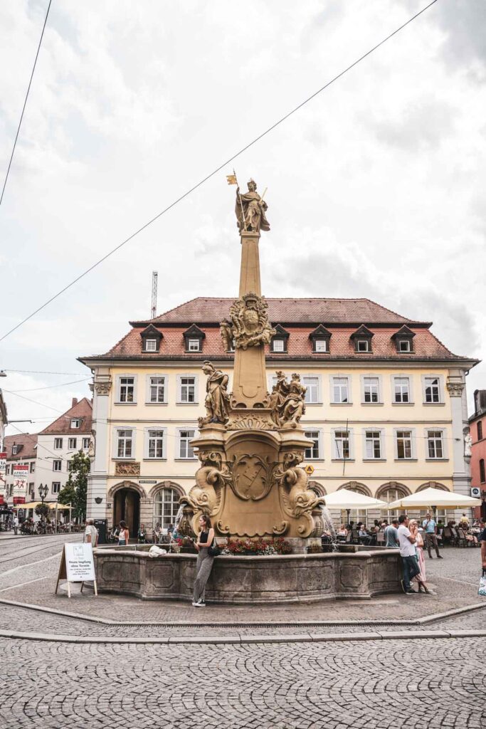 Reisetipps und Sehenswürdigkeiten Würzburg: Der Vierroehrenbrunnen am Grafeneckart in der Altstadt im Sommer