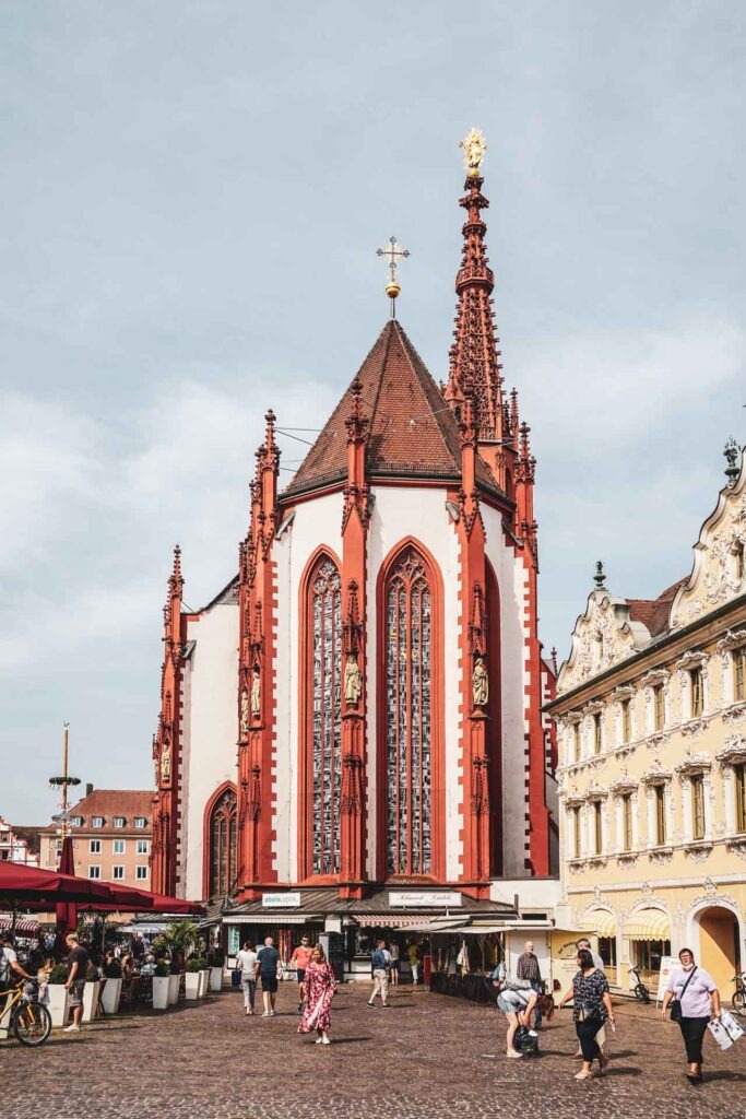 Reisetipps und Sehenswürdigkeiten Würzburg: Die Marienkapelle am Marktplatz im Sommer bei blauem Himmel
