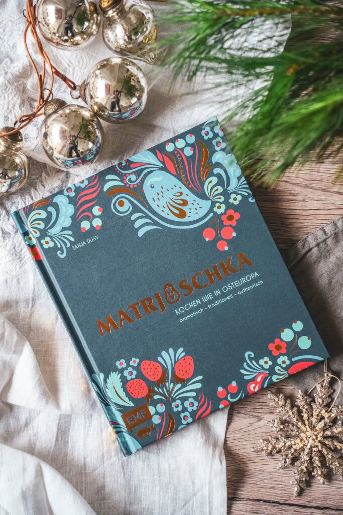 Buchtipp Weihnachten: Osteuropa Kochbuch verschenken. Matrjoschka aus dem EMF Verlag