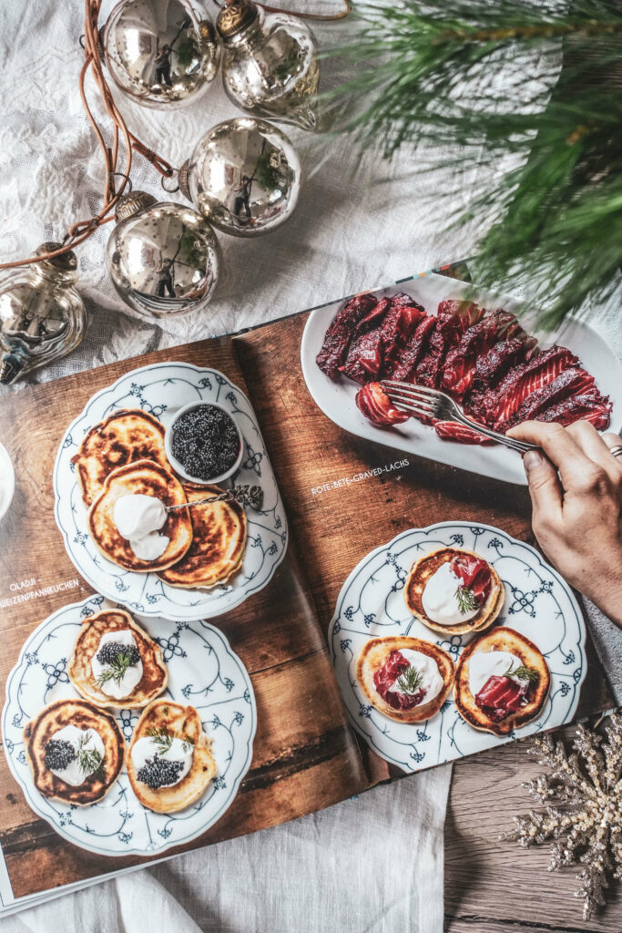 Buchtipp Weihnachten: Osteuropa Kochbuch verschenken. Rezeptfoto Oladji – Buchzweizenpfannkuchen und Rote-Bete Graved-Lachs