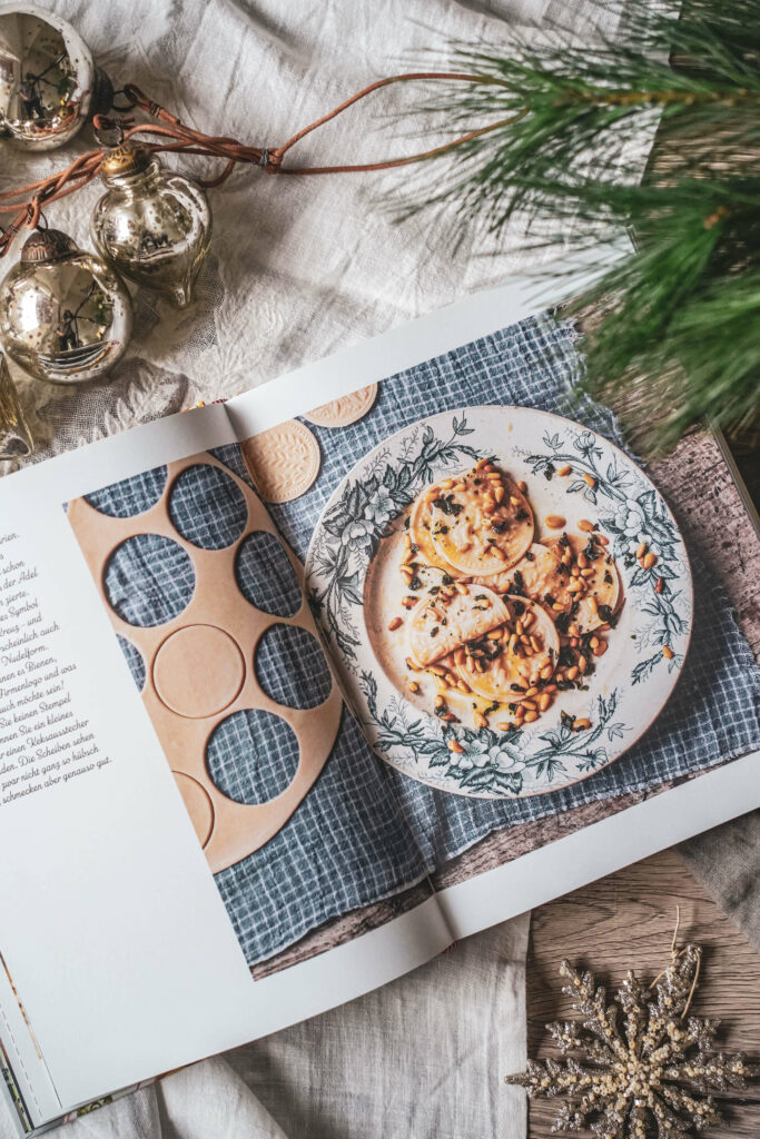 Buchtipp zu Weihnachten: Pasta Kochbuch verschenken. Kochbuch verschenken. Rezeptfoto Corzetti mit frischer Majoransauce aus dem Kochbuch Pasta Tradizionale