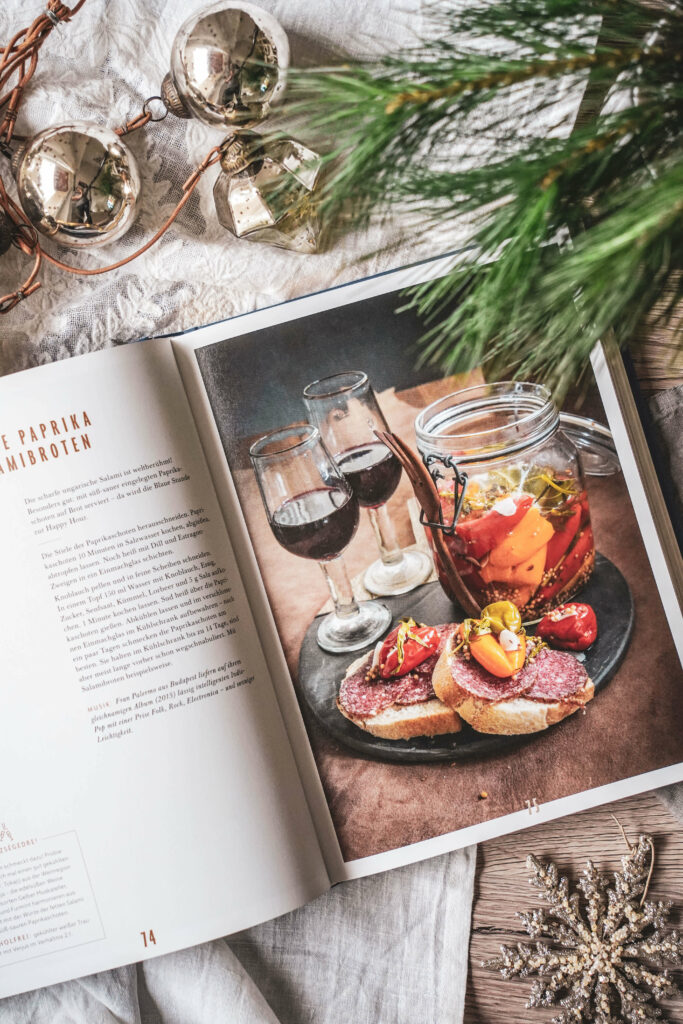 Buchtipp Weihnachten: Tapas Mezze Kochbuch verschenken. Kochbuch Blaue Stunde Rezeptfoto Ungarische Salamibrote mit eingelegter Paprika