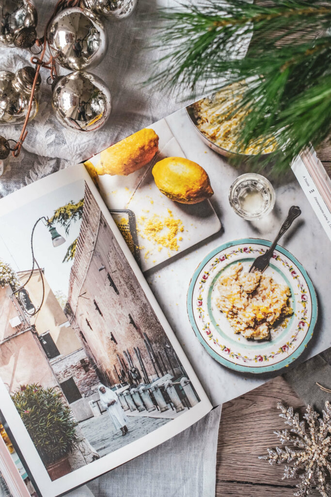 Buchtipp zu Weihnachten: Italien Kochbuch verschenken. Rezeptfoto Zitronenrisotto aus dem Kochbuch Zu Tisch in Venedig aus dem Südwest Verlag