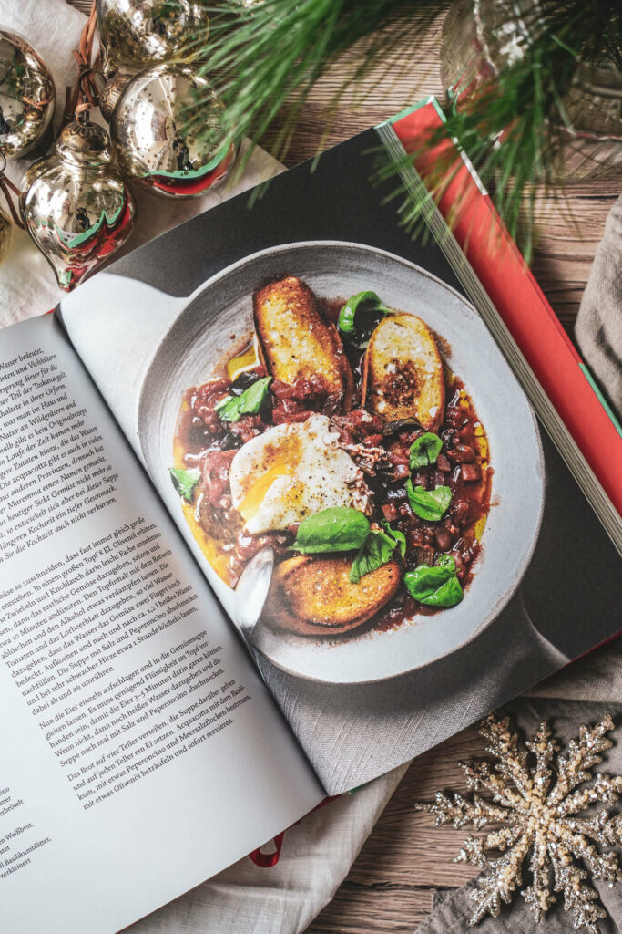 Buchtipp zu Weihnachten: Kochbuch verschenken. Rezeptfoto Gemüse-Brotsuppe aus der Maremma aus dem Kochbuch Toskana