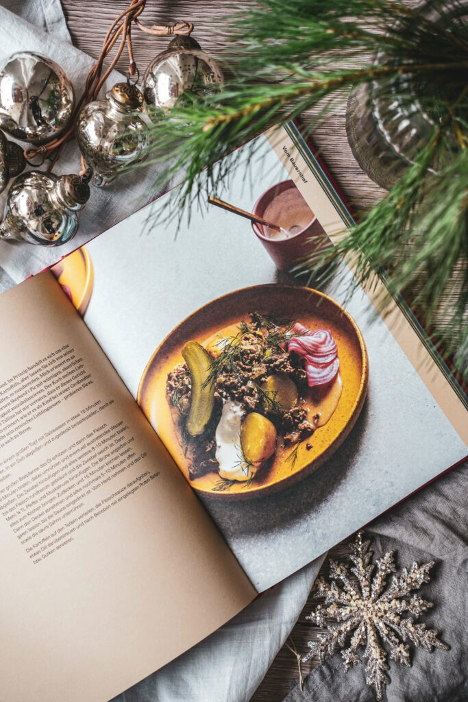 Buchtipp zu Weihnachten: Osteuropa Kochbuch verschenken. Rezeptfoto Hakklihakaste aus dem Kochbuch Die Baltische Küche