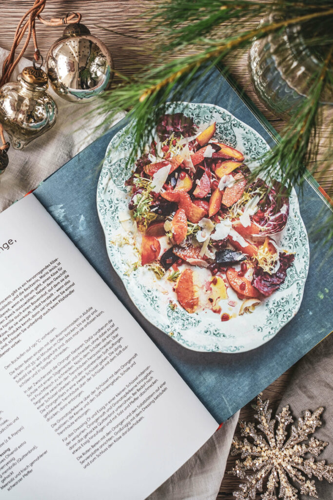 Buchtipp zu Weihnachten: Spanien Kochbuch verschenken. Rezeptfoto Salat aus Roter Bete, Blutorange, Granatapfel und Ziegenkäse aus dem Kochbuch Andalusien