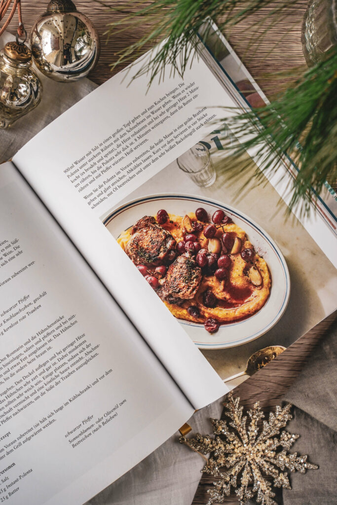 Buchtipp zu Weihnachten. Kochbuch verschenken. Kochbuch Mittelmeerküche mit Rezeptfoto Hähnchen mit Trauben auf Polenta