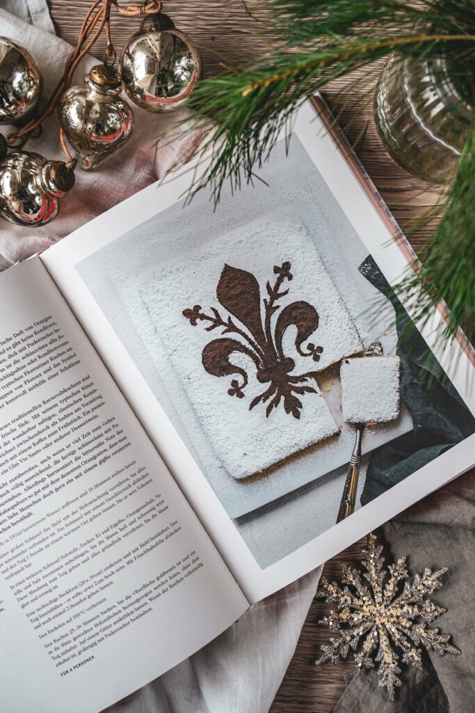 Buchtipp Weihnachten: Italien Kochbuch Toskana verschenken. Rezeptfoto Schiacciata alla Fiorentina, ein florentinischer Kuchen.