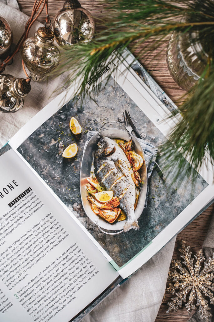 Buchtipp Weihnachten: Griechenland Kochbuch verschenken. Rezeptfoto Ofenfisch mit Fenchel und Zitrone