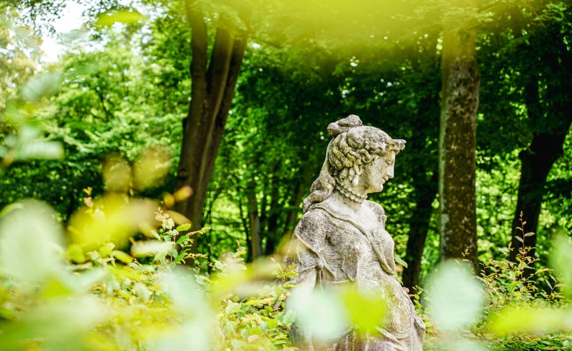 Skulptur zwischen den Laubengängen im Hofgarten Bayreuth im Sommer