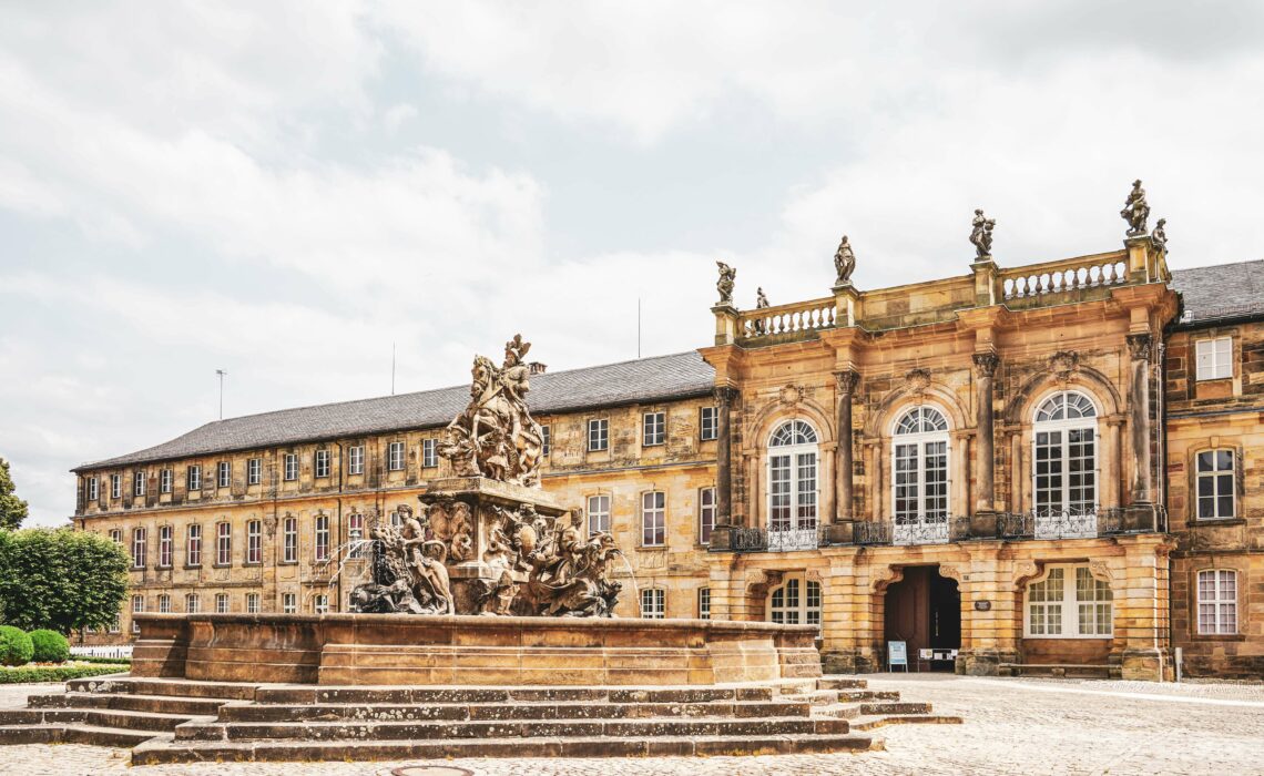 Residenzplatz Bayreuth: Neues Schloss mit Markgrafenbrunnen