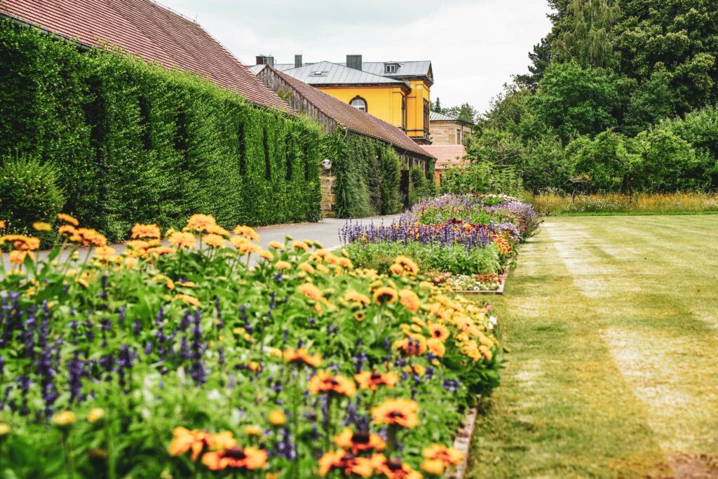 Bunte Blumenbeete im Obstquartier des Bayreuther Hofgartens