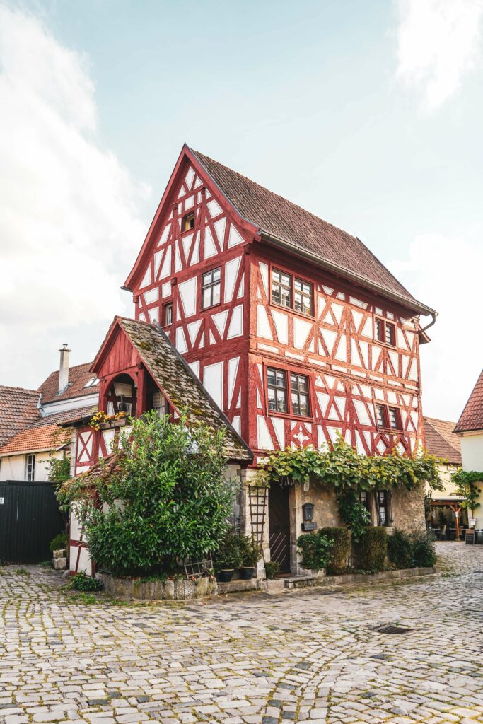 Alte Eich in Sommerhausen: Historisches Fachwerkhaus mit rotem Holz.