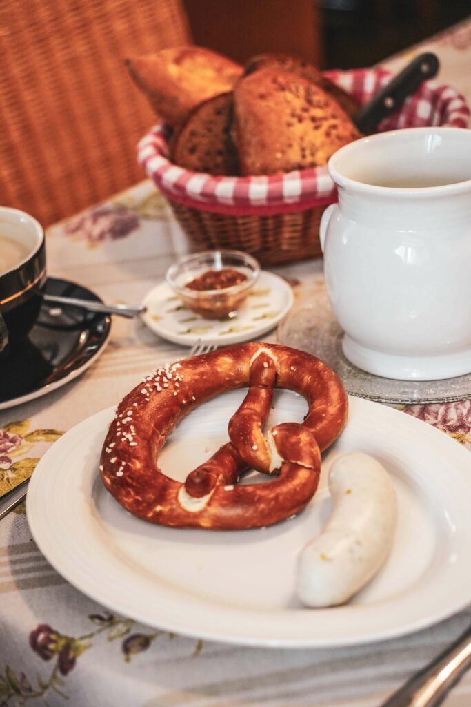 Fruehstueck im Hotel Oechsle & Brix: Muenchner Weißwurst mit Breze und sueßem Senf am Sonntag