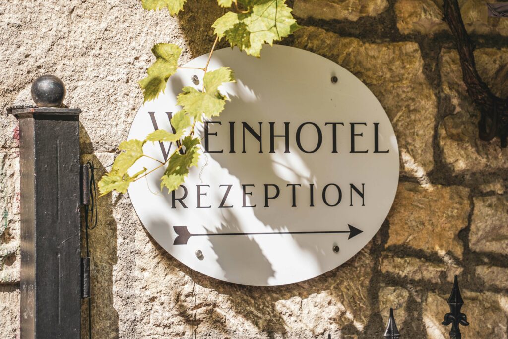 Schild: Weinhotel Rezeption des Hotels Oechsle & Brix in Sommerhausen