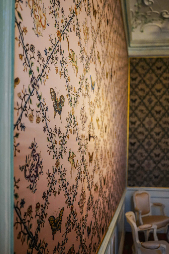 Das Arbeitszimmer des Italienischen Schlösschens in Bayreuth ist komplett mit einer bemalten Wandbespannung aus Seide verkleidet