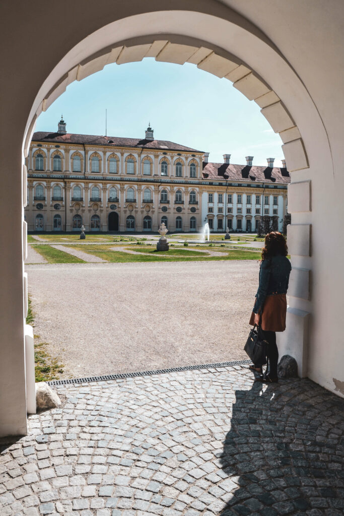 Alex von Tables & Fables in einem Durchgang mit Blick auf das Neue Schloss Schleißheim Muenchen