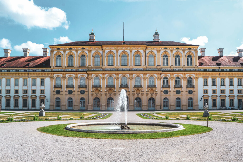 Neues Schloss Schleißheim Muenchen mit Springbrunnen im Frühling