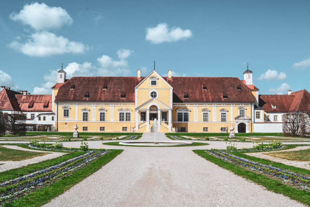 Altes Schloss Schlossanlage Schleißheim Muenchen im Fruehling