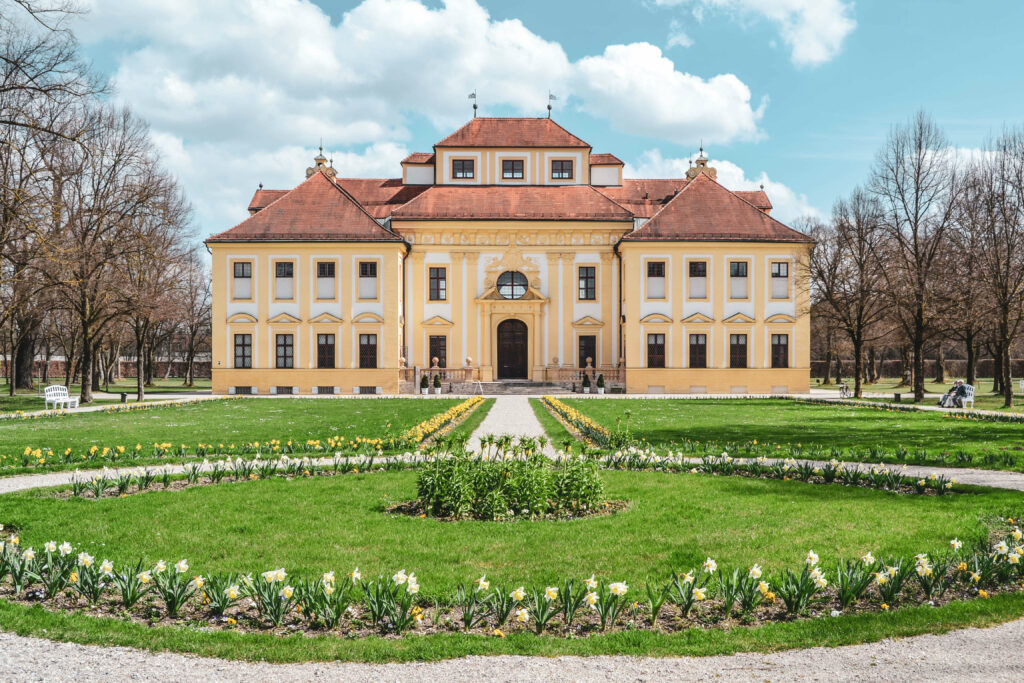 Schloss Lustheim in der Schlossanlage Schleißheim bei Muenchen mit Garten und Fruehlingsblumen.