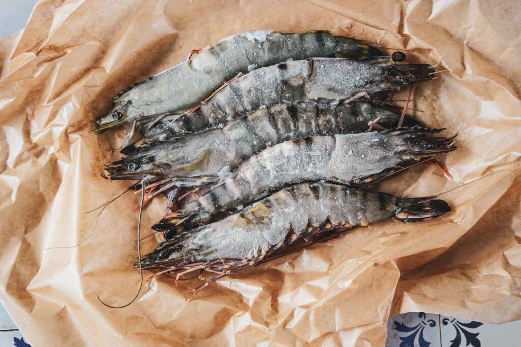 Rezept für Spaghetti mit Garnelen, TK-Garnelen mit Köpfen auf Backpapier als Vorbereitung für das Gericht