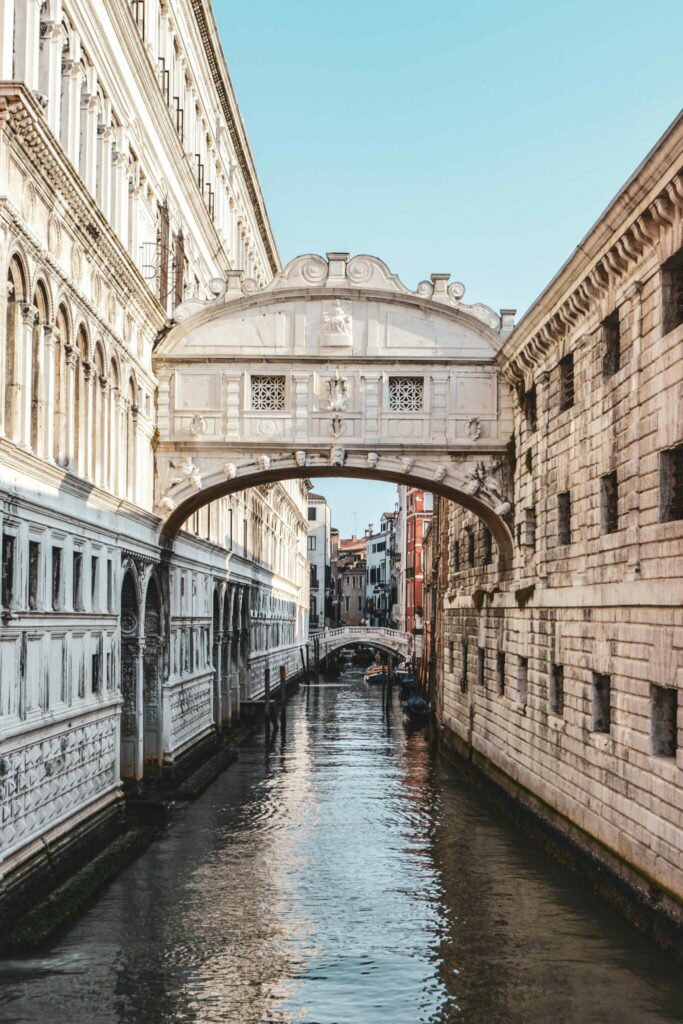 Italien im Sommer: Die Seufzerbrücke (Ponte dei Sospiri) in Venedig in Italien über dem Rio di Palazzo, einem kleinen Canal, am Morgen im warmen Sonnenlicht