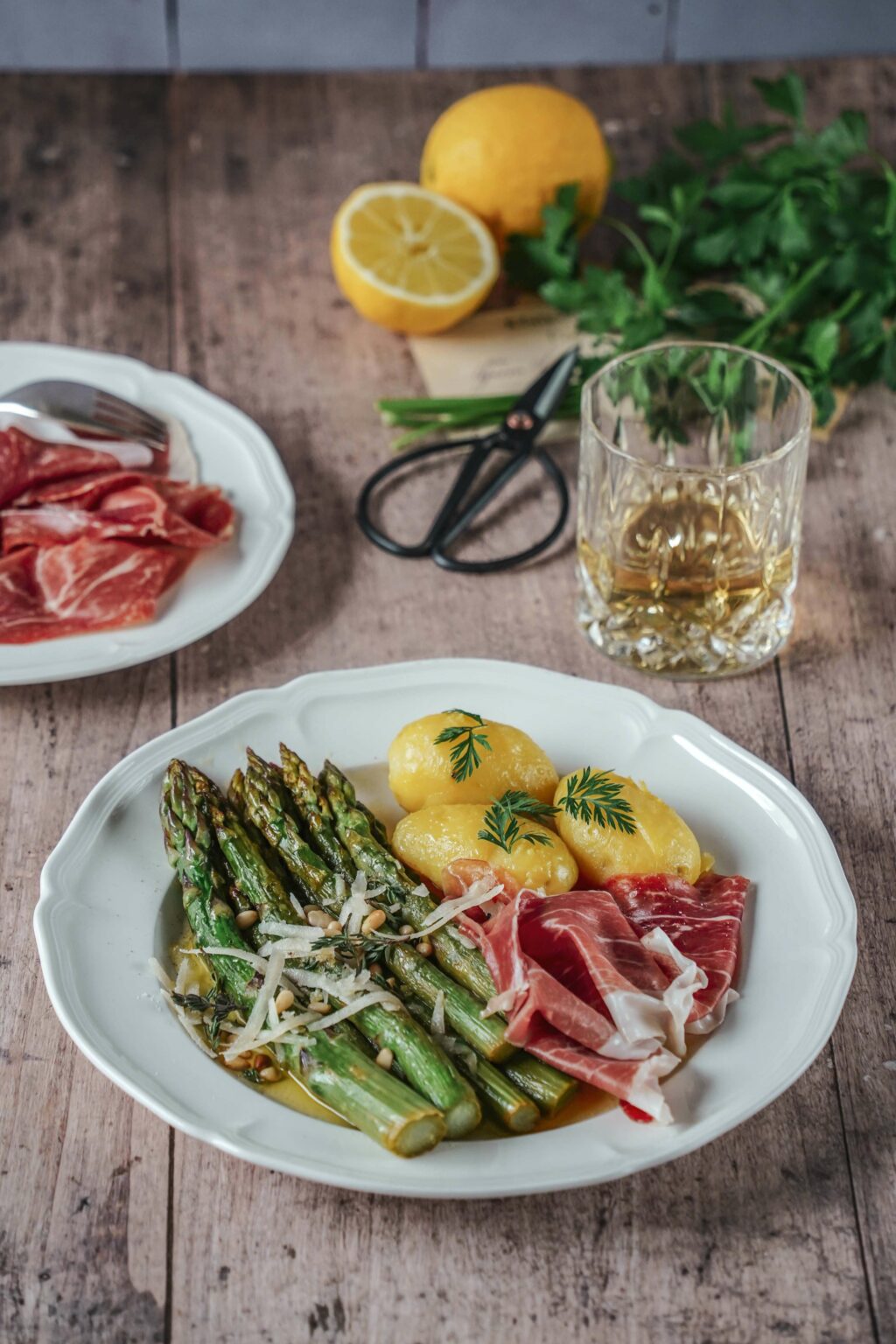 Frühlingsrezept: Gegrillter Grüner Spargel mit Parmaschinken, Parmesan ...