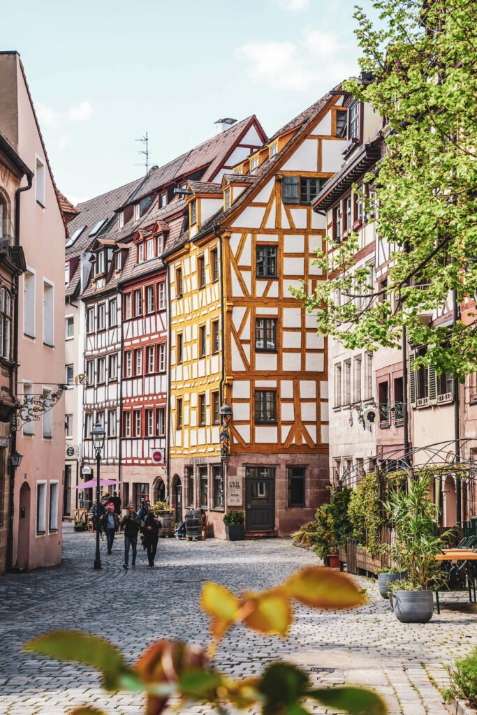 Die Weißgerbergasse mit gut erhaltenen Fachwerkhäusern in Nürnberg im Frühling