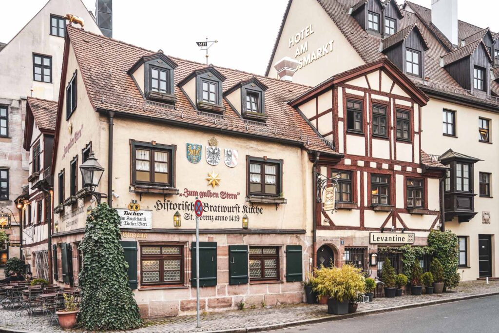 Foodguide Nürnberg: Kleiner Bratwurstguide: Die Fassade der historischen Bratwurstküche Zum gulden Stern in Nürnberg mit Sandstein und Fachwerk