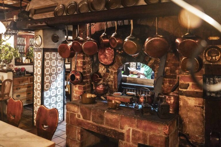 Foodguide Nürnberg – kleiner Bratwurstguide: Sehenswert: offene Feuerstelle aus dem 16. Jh. in der historischen Bratwurstküche "Zum gulden Stern"