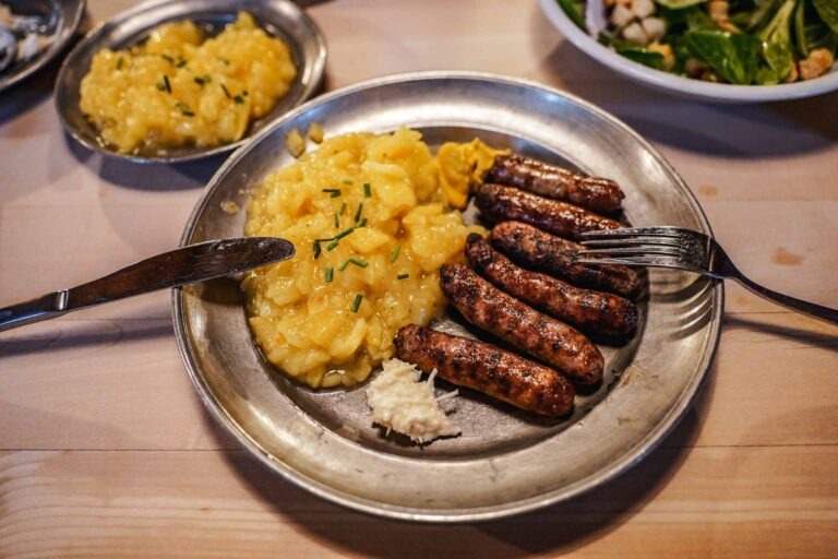 Foodguide Nürnberg – kleiner Bratwurstguide: Nürnberger Röstla mit Kartoffelsalat und Meerretich in der Bratwurstküche "Zum gulden Stern"