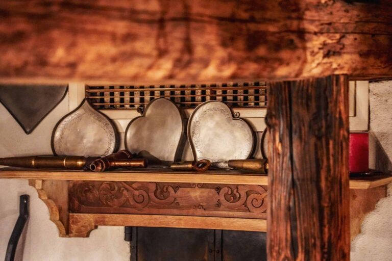 Foodguide Nürnberg – kleiner Bratwurstguide: Traditionelle Zinnteller in Herzform in Nürnbergs ältester Bratwurstküche Zum gulden Stern