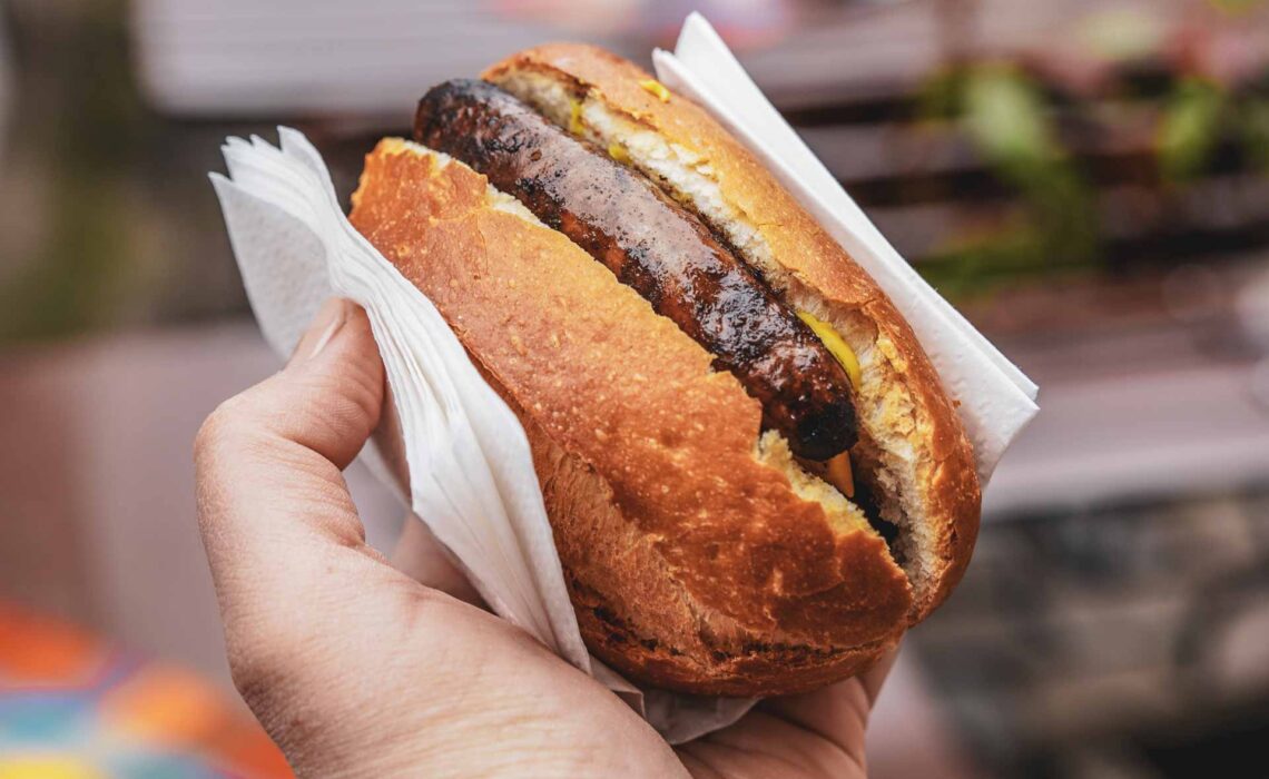 Foodguide Nürnberg: Kleiner Bratwurstguide: 3 im Weggla: Nünrbergs beleibtestes Street Food bekommt man in der Stadt überall direkt auf die Hand