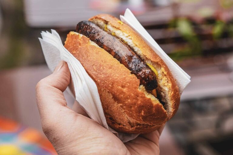 Foodguide Nürnberg: Kleiner Bratwurstguide: 3 im Weggla: Nünrbergs beleibtestes Street Food bekommt man in der Stadt überall direkt auf die Hand