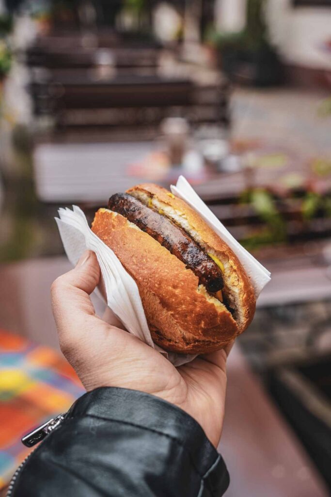 Foodtipps Nürnberg: Drei im Weggla: Nürnberger Bratwürste im Brötchen auf die Hand im Handwerkerhof Nürnberg