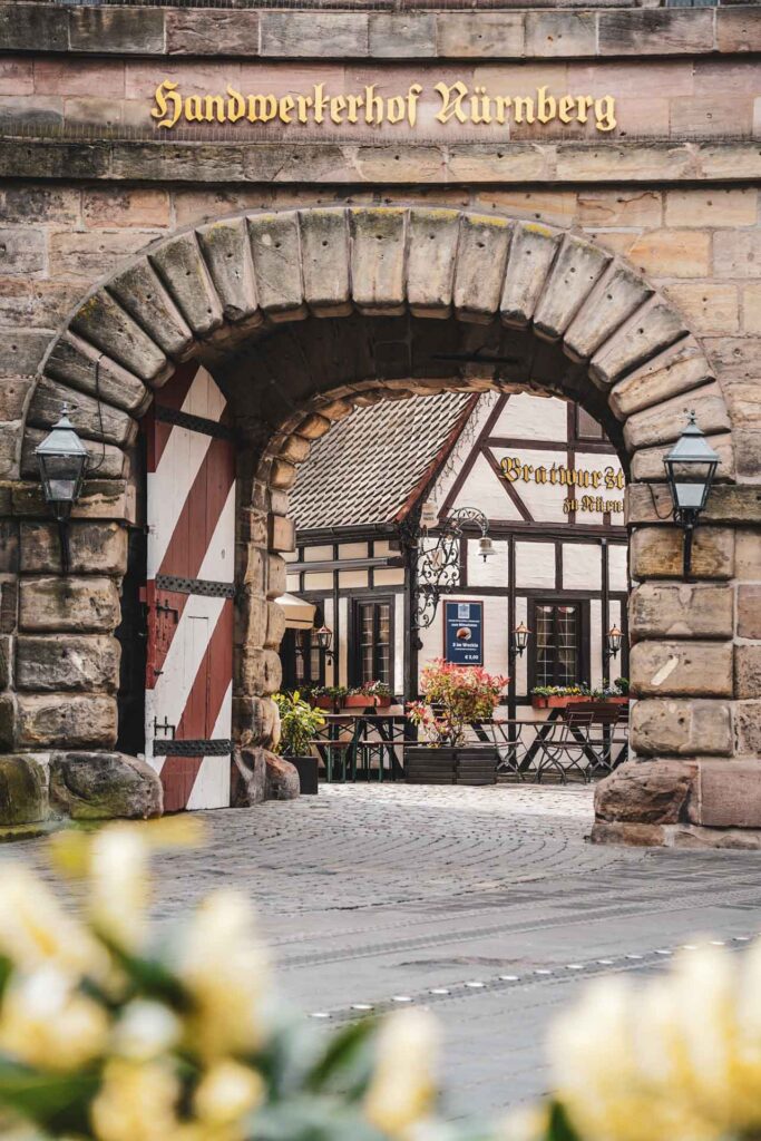 Das Bratwurstglöcklein im Nürnberger Handwerkerhof mit Blick von der Hauptstraße aus durch das Sa