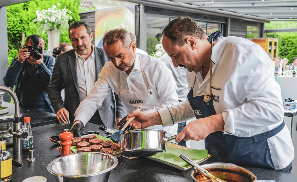 Lernen vom Profi: Johann Lafer bereitet gemeinsam mit den Gästen der Johann Lafer Experience in seiner Outdoor-Küche in Guldental den Hauptgang zu