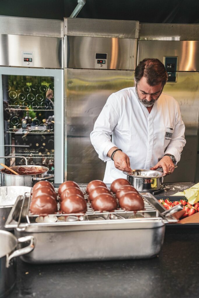 Dessert: Das Team von Johann Lafer unterstützt den Starkoch bei der Zubereitung des Desserts in seiner Outdoor-Küche in Guldental: Schokokuss mit Cremefüllung und einer Mirror-Glaze Schokoladenglasur